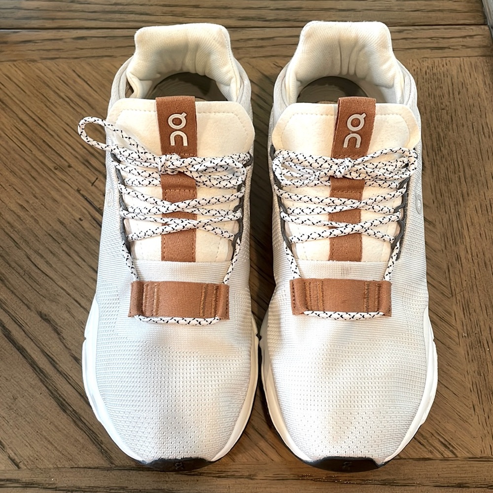 ON COUDNOVA On Cloud. Worn twice.